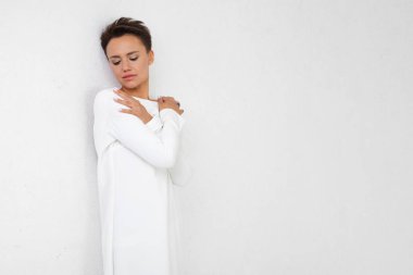 Stüdyoda poz veren güzel bir kadın. 