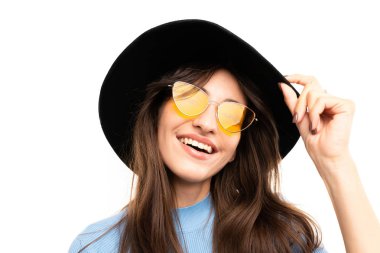 Şapkalı ve gözlüklü güzel bir kadın. 