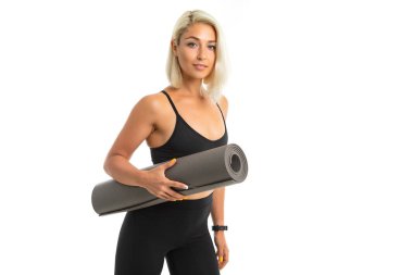 Stüdyoda beyazlara karşı poz veren güzel sarışın kadın. 