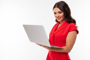 Dizüstü bilgisayarı olan kırmızı elbiseli güzel kadın. 