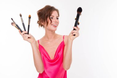 Makyaj fırçalı güzel bir kız. 