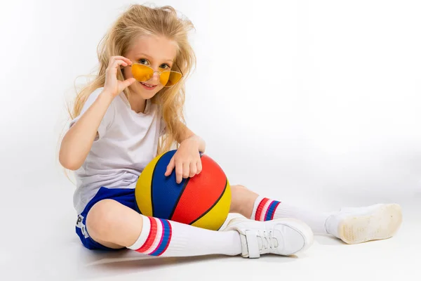 Niedliche Sportliche Kleines Mädchen Posiert Mit Basketballball — Stockfoto