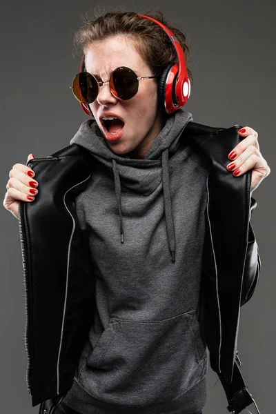 Jeune Femme Mode Casque Rouge Posant Veste Cuir Lunettes Soleil — Photo