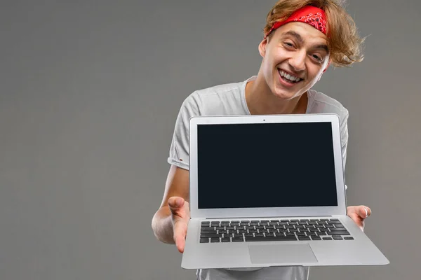 Adolescente Com Laptop Contra Cinza — Fotografia de Stock