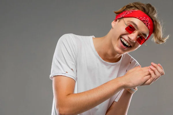 Guapo Emocional Adolescente Chico Posando Estudio Contra Gris — Foto de Stock