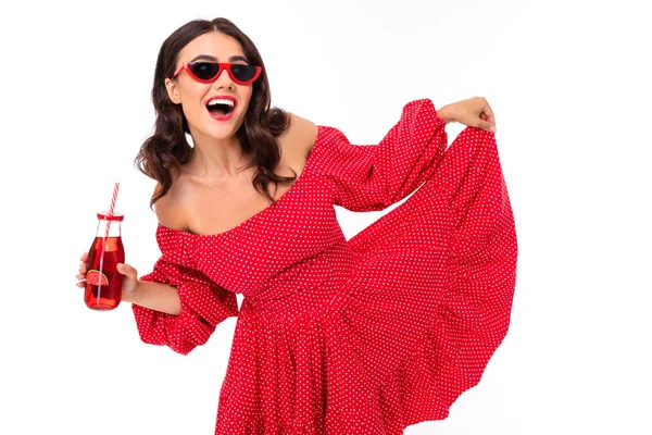 Mulher Vestido Vermelho Posando Com Bebida Contra Fundo Branco — Fotografia de Stock