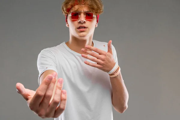 Bonito Emocional Adolescente Menino Posando Estúdio Contra Cinza — Fotografia de Stock