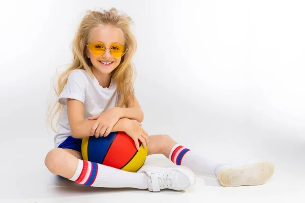 Niedliche Sportliche Kleines Mädchen Posiert Mit Basketballball — Stockfoto