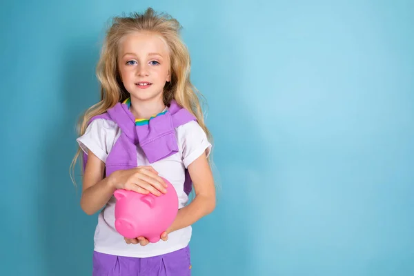 Carino Bambina Con Salvadanaio Posa Contro Blu — Foto Stock