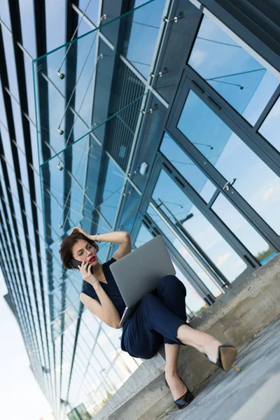 Mujer Negocios Que Trabaja Con Ordenador Portátil Teléfono Aire Libre — Foto de Stock