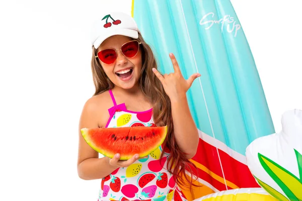 Bonito Menina Posando Estilo Praia Contra Fundo Branco — Fotografia de Stock