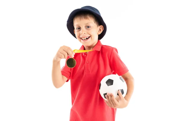 サッカーボールとメダルを持つ少年 — ストック写真