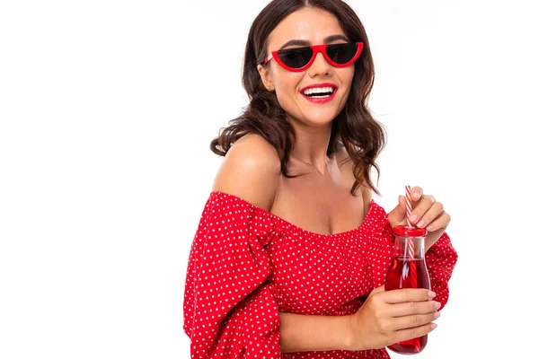 Mujer Vestido Rojo Posando Con Bebida Sobre Fondo Blanco — Foto de Stock