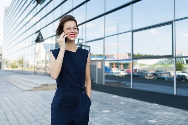 Hermosa Mujer Hablando Por Teléfono — Foto de Stock