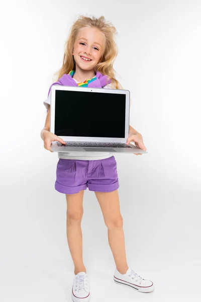 Mała Dziewczynka Trzyma Laptopa — Zdjęcie stockowe