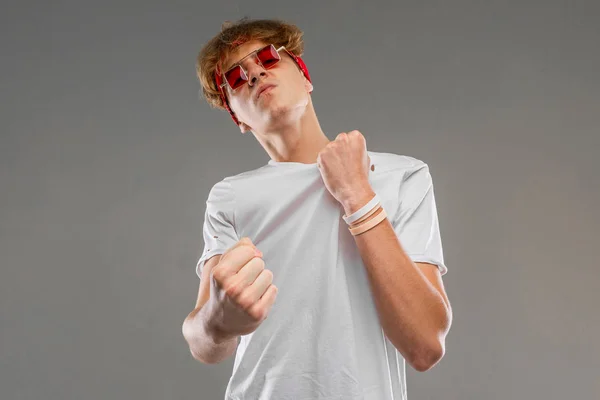 Schöner Emotionaler Teenager Junge Posiert Studio Gegen Grau — Stockfoto