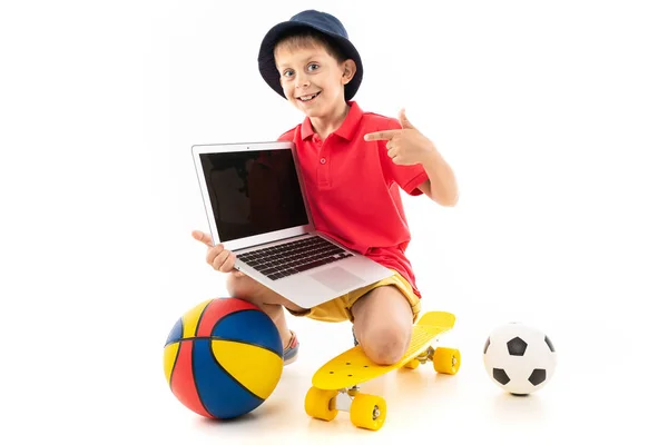 Junge Mit Kugeln Laptop Und Schlittschuh Auf Weißem Hintergrund — Stockfoto
