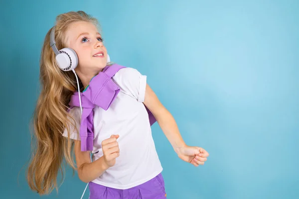 Nettes Kleines Mädchen Hört Musik — Stockfoto