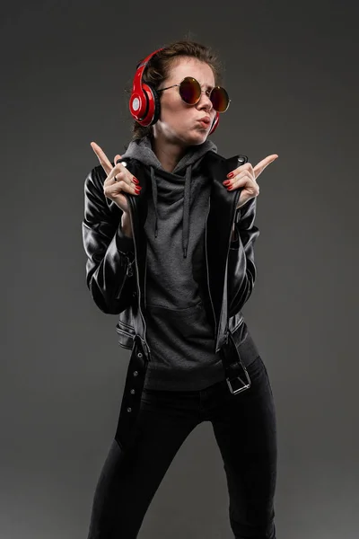 Modieuze Jonge Vrouw Rode Koptelefoon Poseren Lederen Jas Zonnebril Tegen — Stockfoto