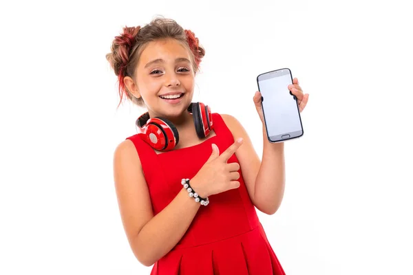 Cute Little Girl Pozowanie Telefonu Komórkowego Białym Tle — Zdjęcie stockowe