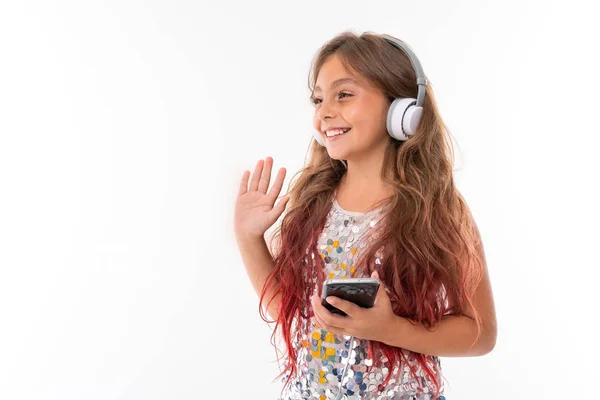 Hermosa Chica Posando Con Auriculares Teléfono Móvil Sobre Fondo Blanco — Foto de Stock