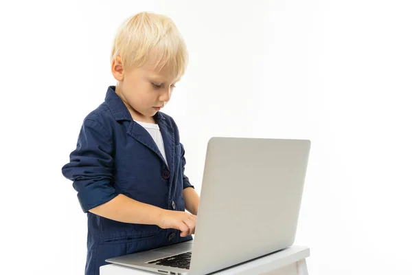 Küçük Çocuk Dizüstü Bilgisayarla Yerde Oturuyor — Stok fotoğraf