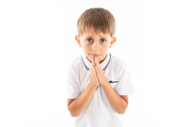 Stüdyoda beyazlara karşı poz veren sevimli küçük çocuk.