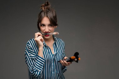 güzel genç bir kadın ile yapmak kadar fırçalar