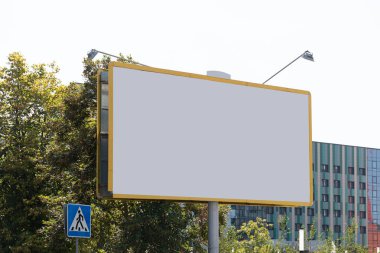 Sokakta fotokopi alanı olan boş ilan panosu