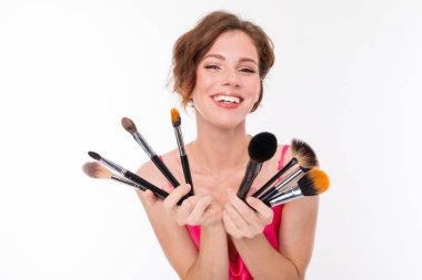 Makyaj fırçalı güzel bir kız. 