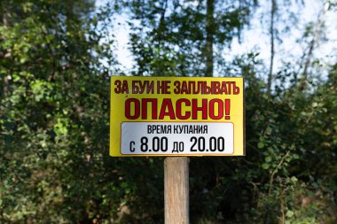 Kumsalda tabelası olan yol. 