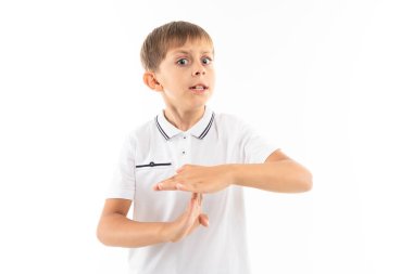 Tatlı çocuk jestler yapıyor. 