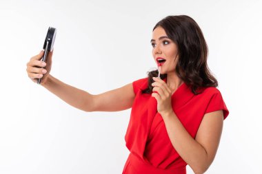 Kırmızılı güzel kadın ve selfie kamerası.