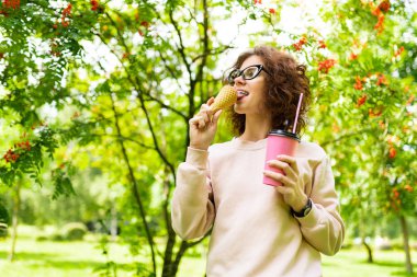 Dondurmalı ve kahveli kız.