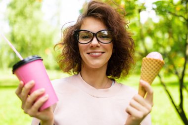 Dondurmalı ve kahveli kız.
