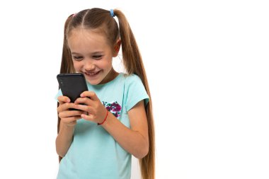 Cep telefonu olan küçük kız beyazda izole edilmiş. 