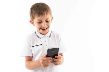 Akıllı telefonlu duygusal çocuk.