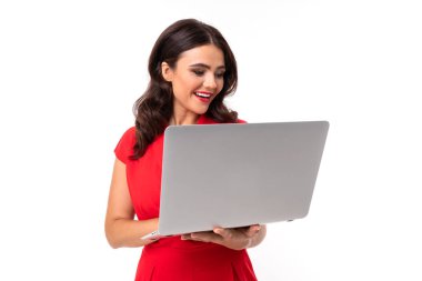 Dizüstü bilgisayarı olan kırmızı elbiseli güzel kadın. 