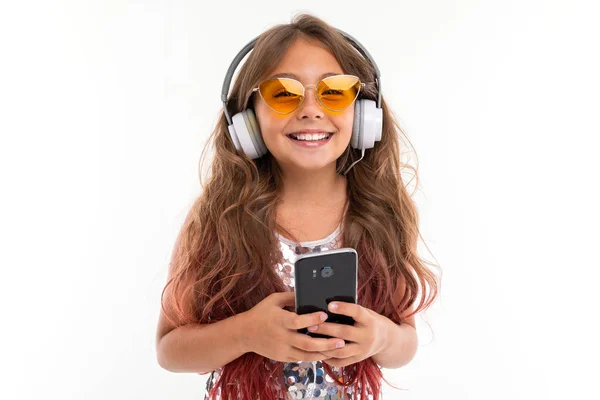 Chica Felizmente Sonriente Vestido Brillante Gafas Sol Amarillas Con Auriculares — Foto de Stock