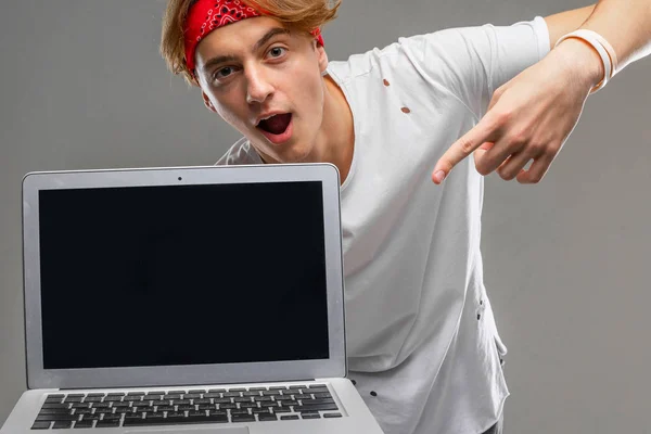 Adolescente Com Laptop Contra Cinza — Fotografia de Stock