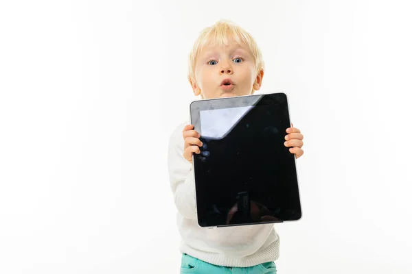 Schattig Jongetje Holding Tablet — Stockfoto