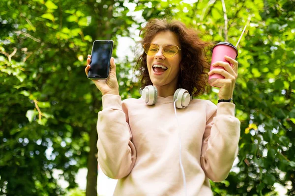 Young Beautiful Woman Phone Coffee Park — Stock Photo, Image