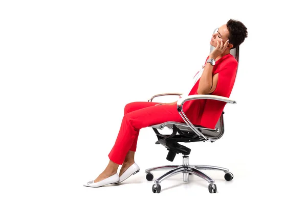Επιχειρηματίας Κόκκινο Κοστούμι Κάθεται Μια Καρέκλα Λευκό Φόντο — Φωτογραφία Αρχείου
