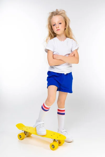 Cool Niña Posando Con Skate —  Fotos de Stock