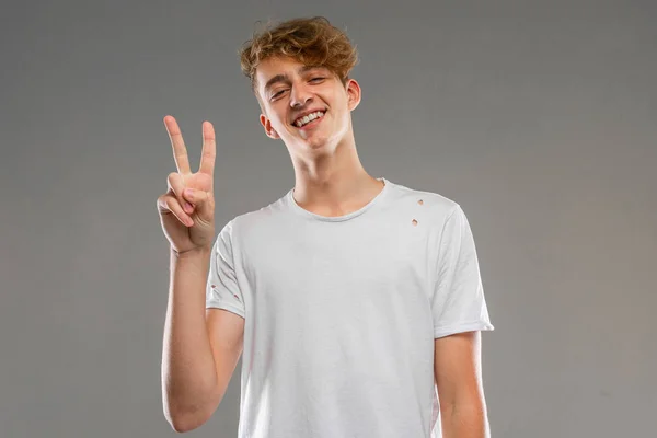 Guapo Emocional Adolescente Posando Estudio Contra Gris —  Fotos de Stock