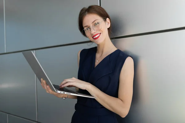 Jovem Mulher Negócios Bonita Com Laptop — Fotografia de Stock