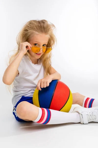 Χαριτωμένο Σπορ Κοριτσάκι Ποζάρουν Μπάλα Του Μπάσκετ — Φωτογραφία Αρχείου
