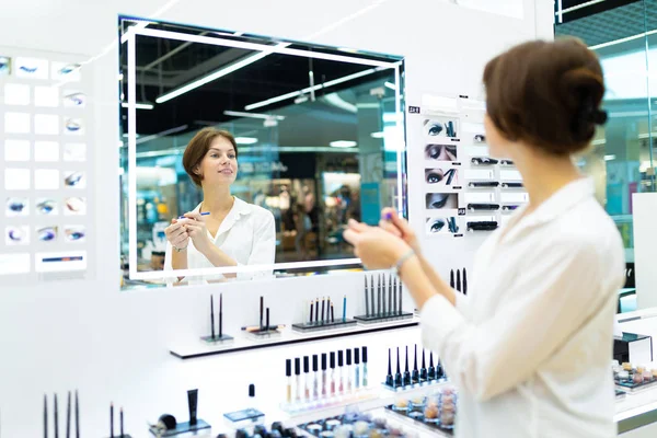 Bella Donna Venditore Nel Negozio Cosmetici — Foto Stock