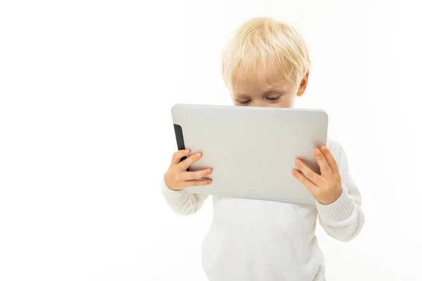 Schattig Jongetje Holding Tablet — Stockfoto