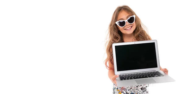 Panorama Radośnie Uśmiechniętej Dziewczyny Białych Okularach Przeciwsłonecznych Trzymając Nową Notatnik — Zdjęcie stockowe